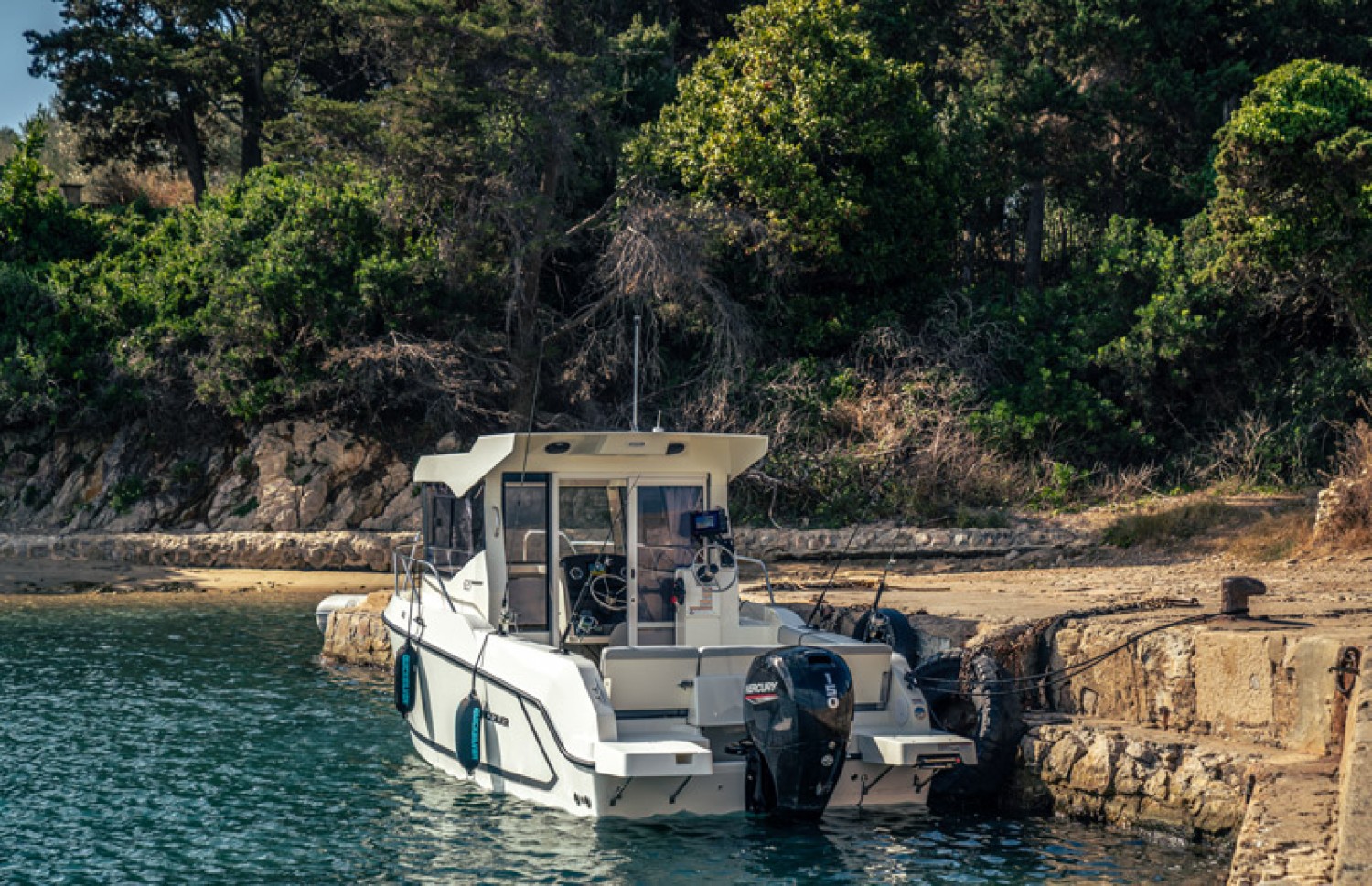 slider 7 Quicksilver Captur 625 Pilothouse